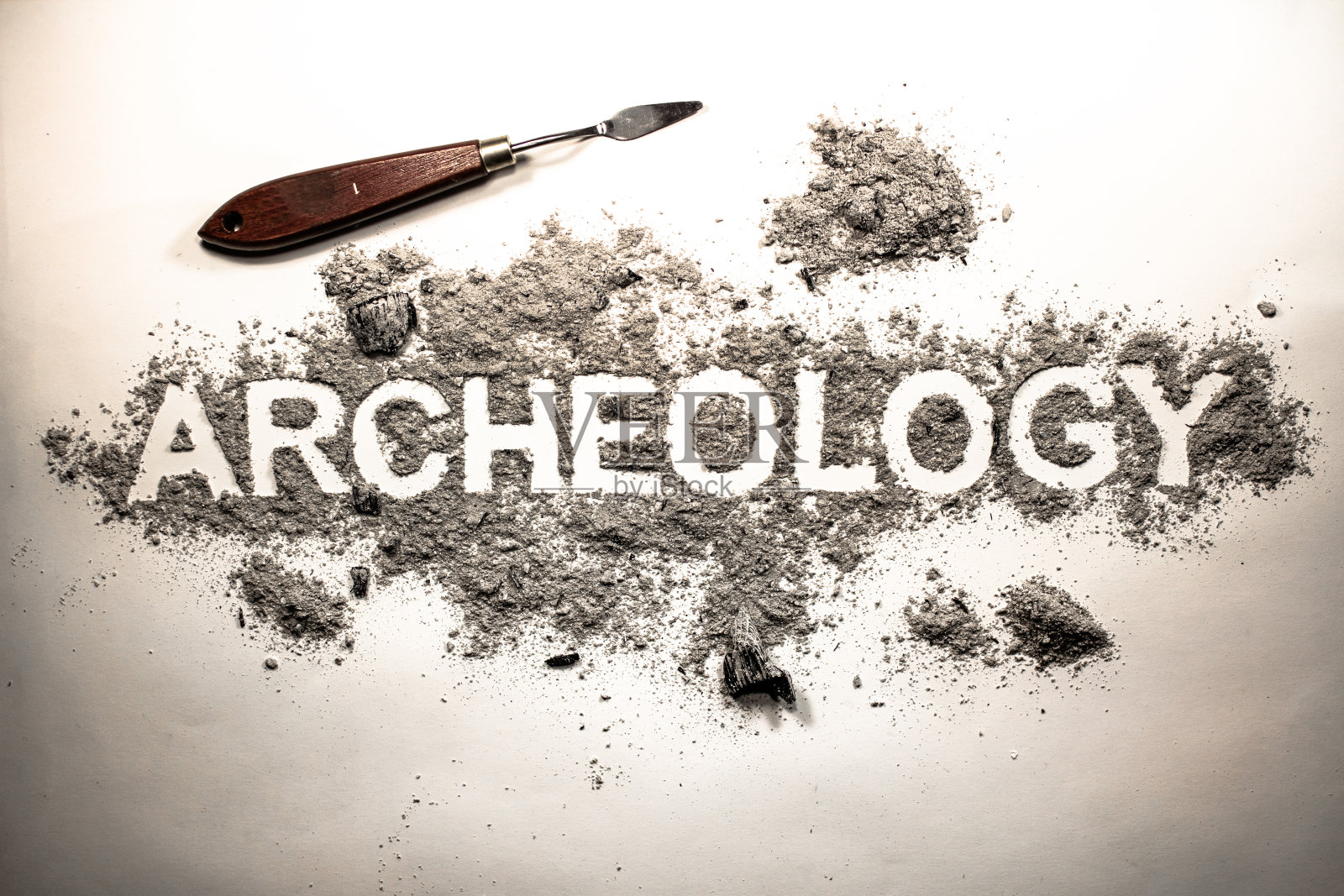 考古单词写在一堆灰、土、土、地上照片摄影图片