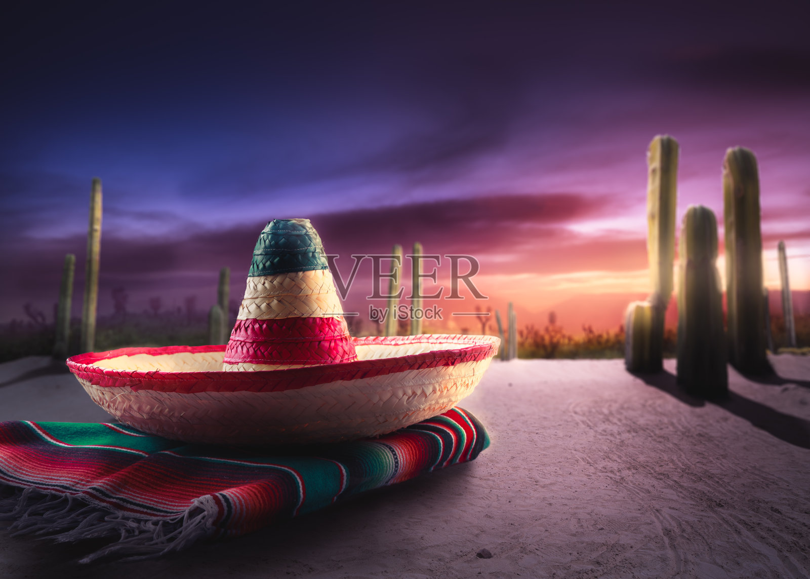 墨西哥帽子'宽边帽'在一个'serape'在黄昏的墨西哥沙漠照片摄影图片