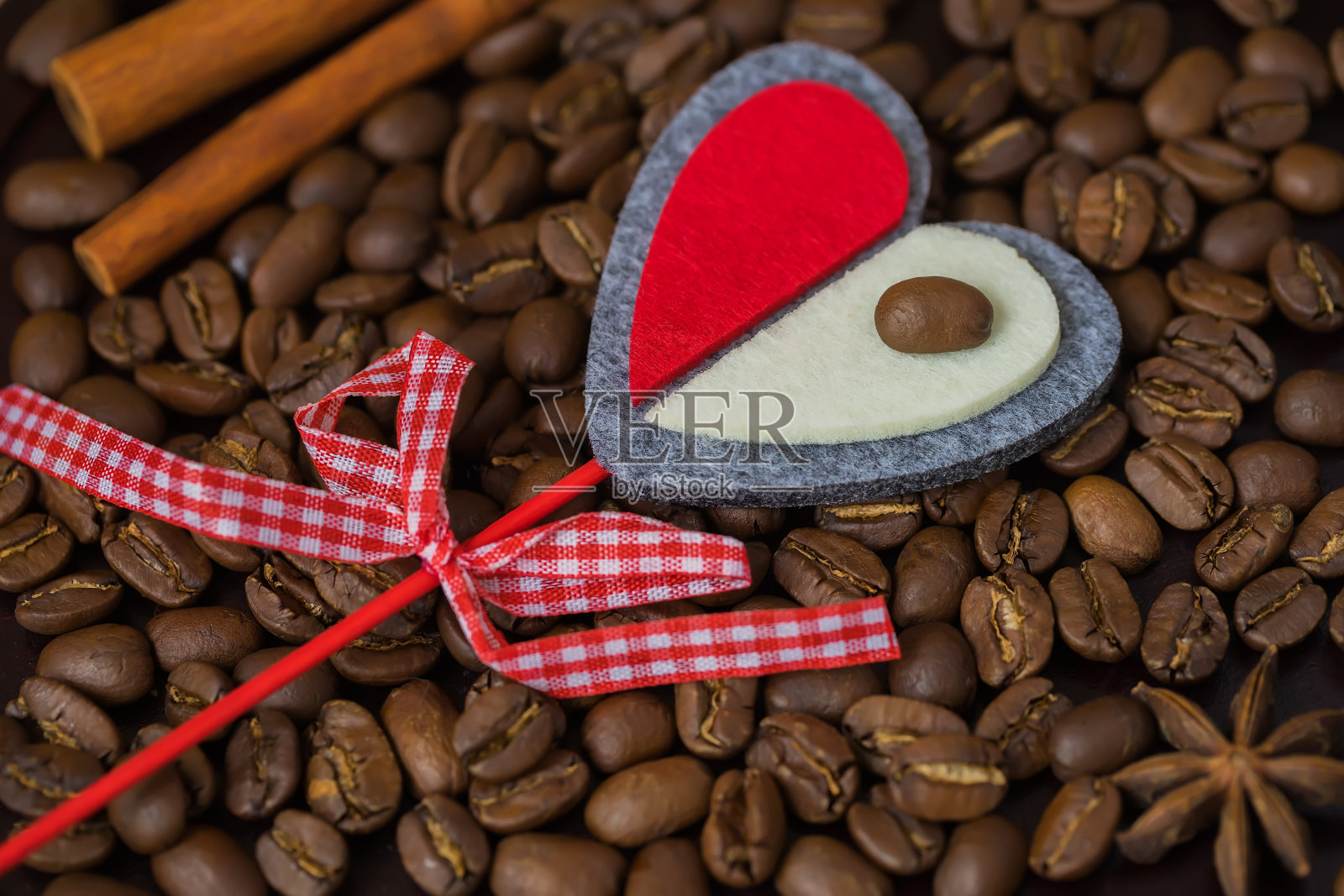 咖啡颗粒特写和装饰红心。对咖啡或爱人的爱。这张照片适用于任何一天，尤其是一个快乐的情人节照片摄影图片