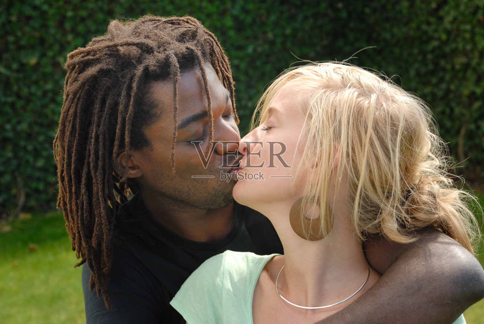 年轻的亲吻黑人和白人夫妇照片摄影图片