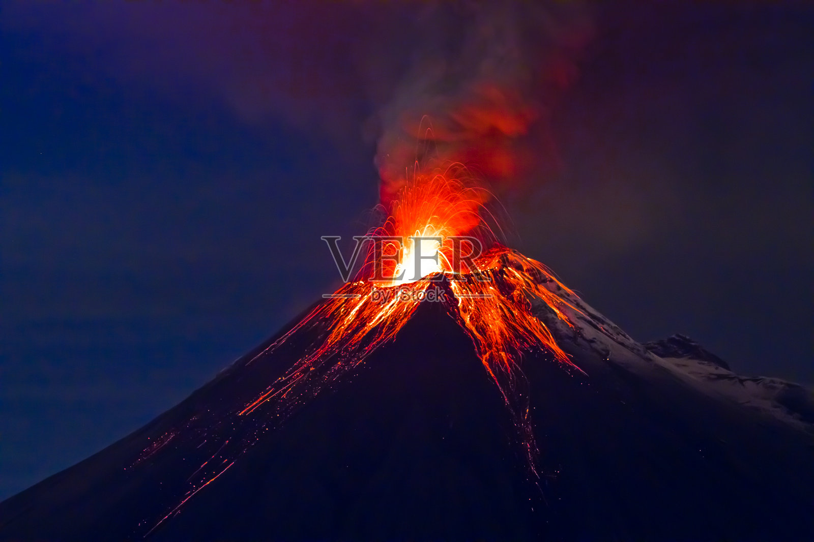 长时间暴露在蓝天下的通古拉瓦火山照片摄影图片