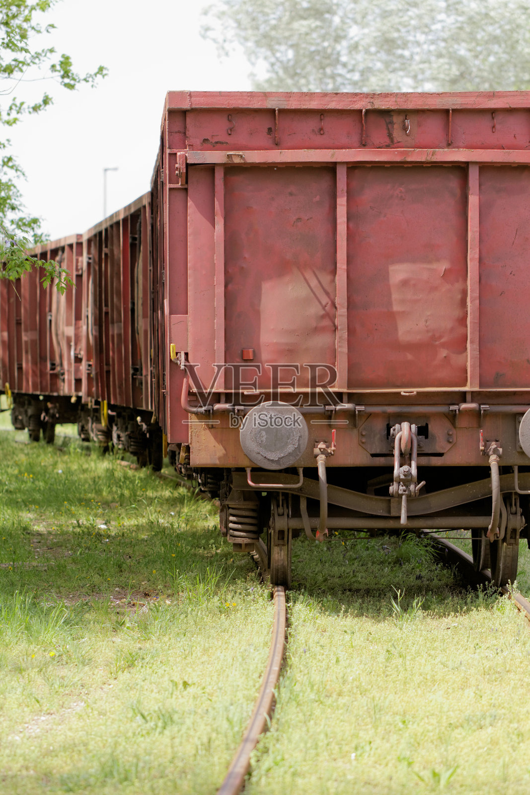 旧货车，停在废弃的铁轨上照片摄影图片