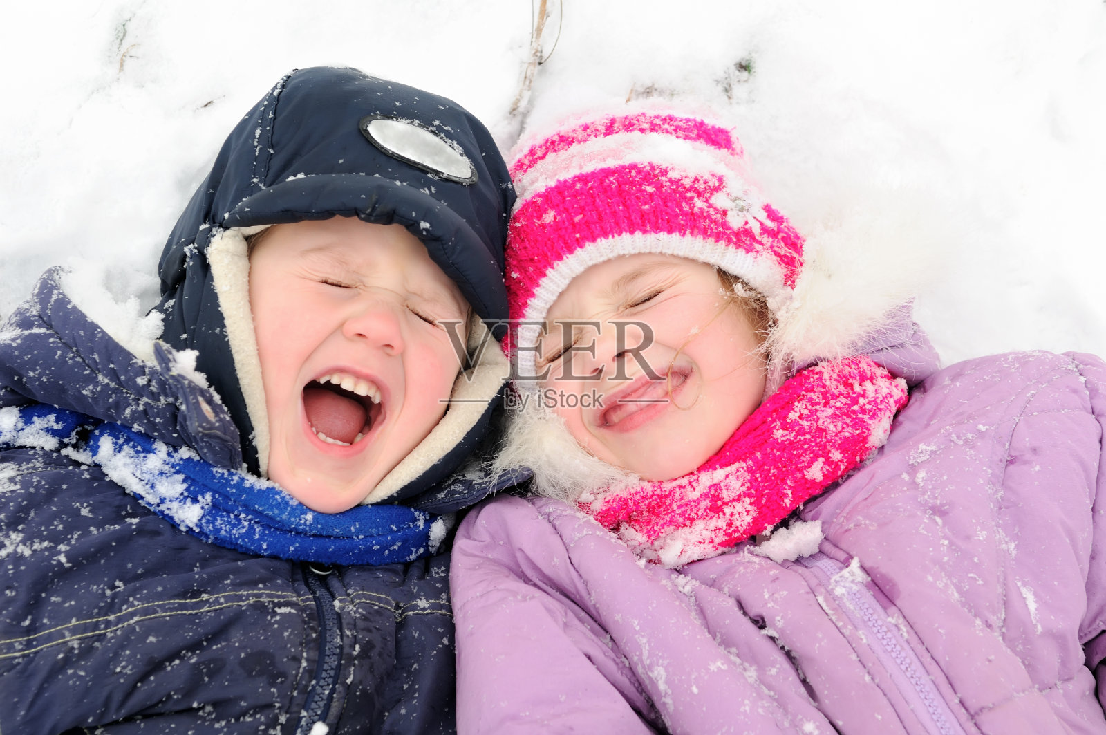 女孩和男孩在下雪的冬天笑照片摄影图片