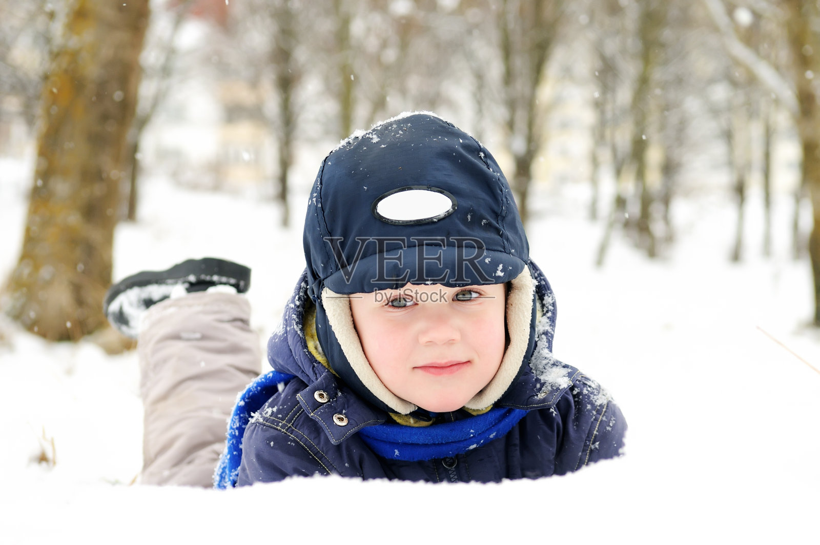 男孩在下雪的冬天的户外照片摄影图片