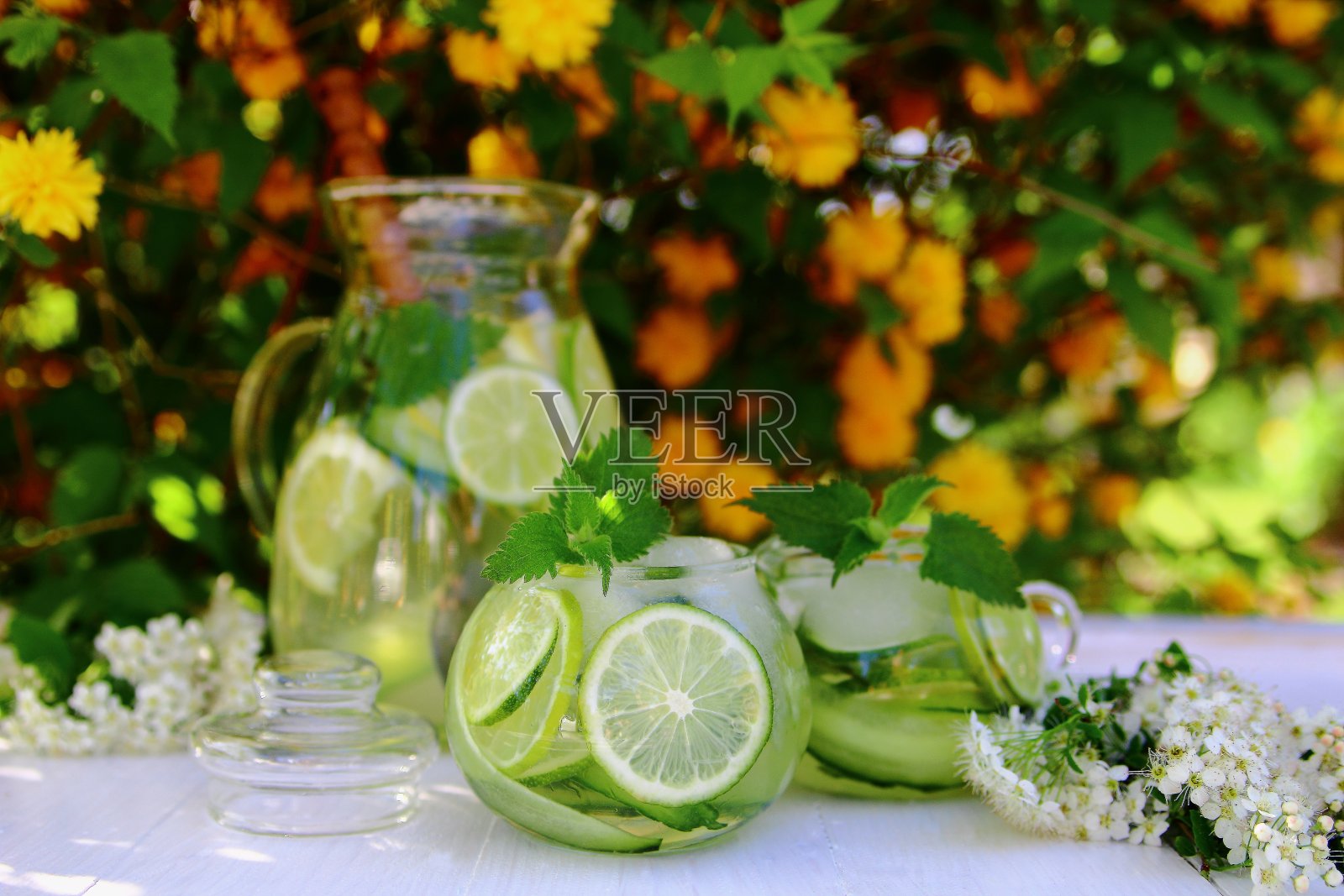 柠檬水和黄瓜。照片摄影图片