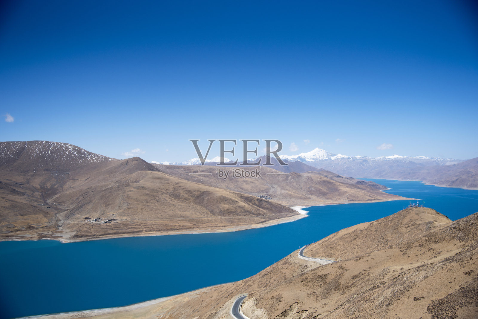 西藏的蓝色圣湖，以喜马拉雅为背景照片摄影图片