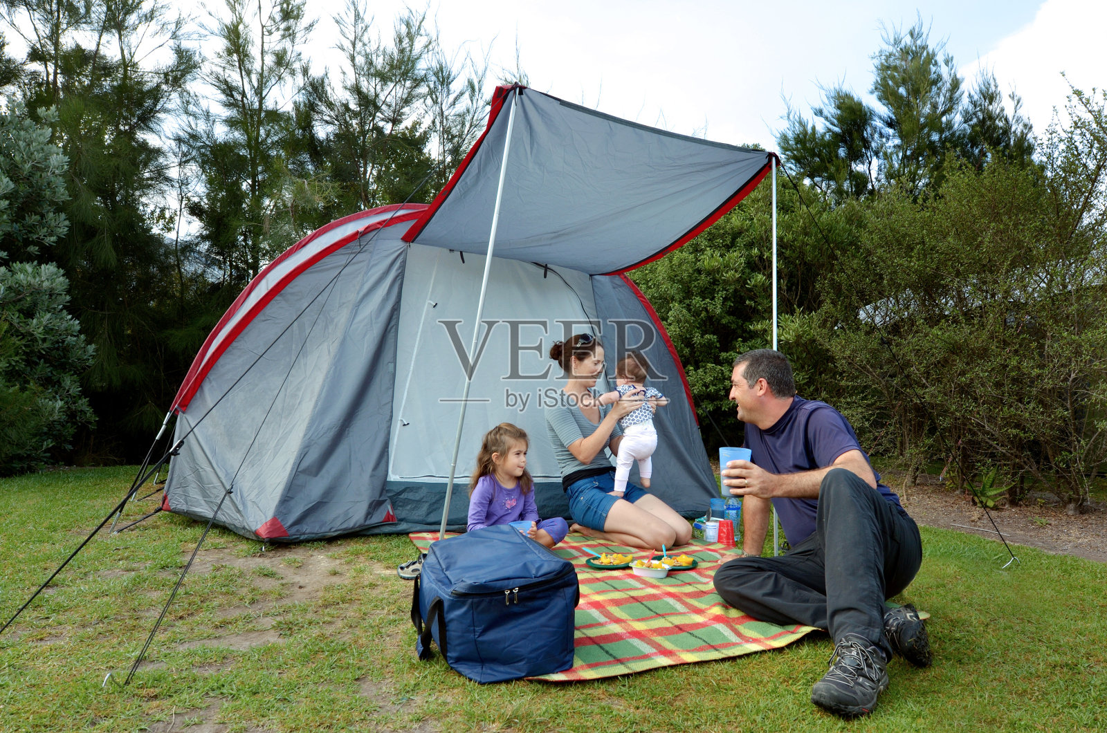 家庭在户外的帐篷里露营照片摄影图片