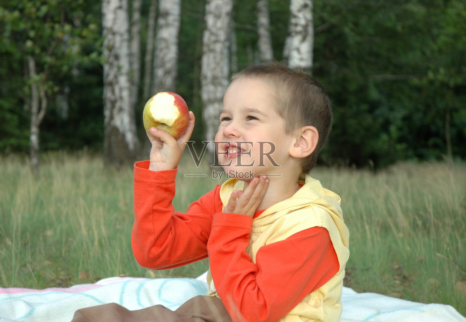 拿着苹果的孩子照片摄影图片