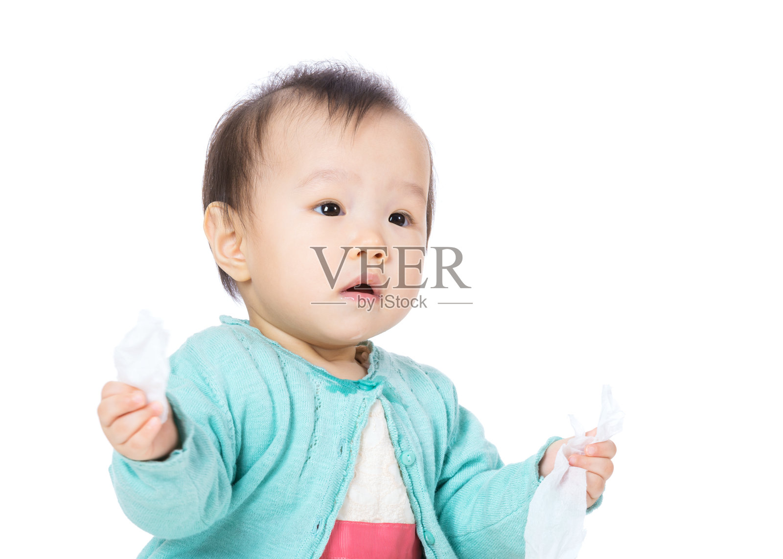女婴手上拿着纸巾照片摄影图片