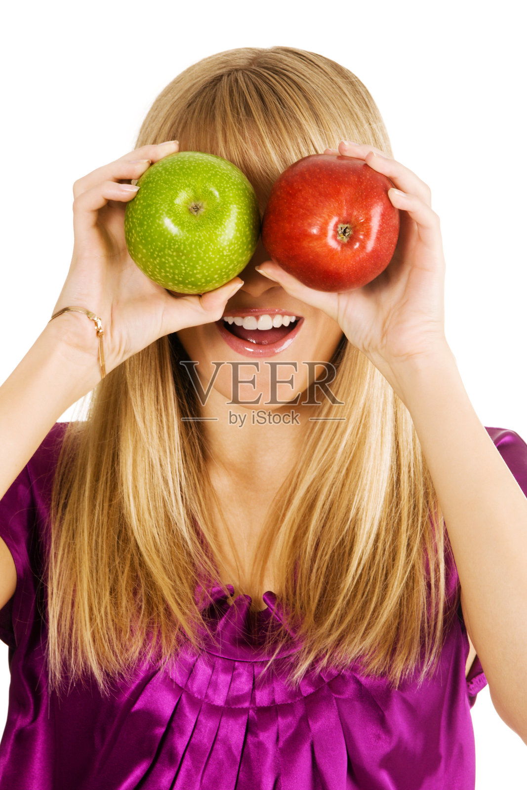 滑稽的女孩拿着两个苹果照片摄影图片