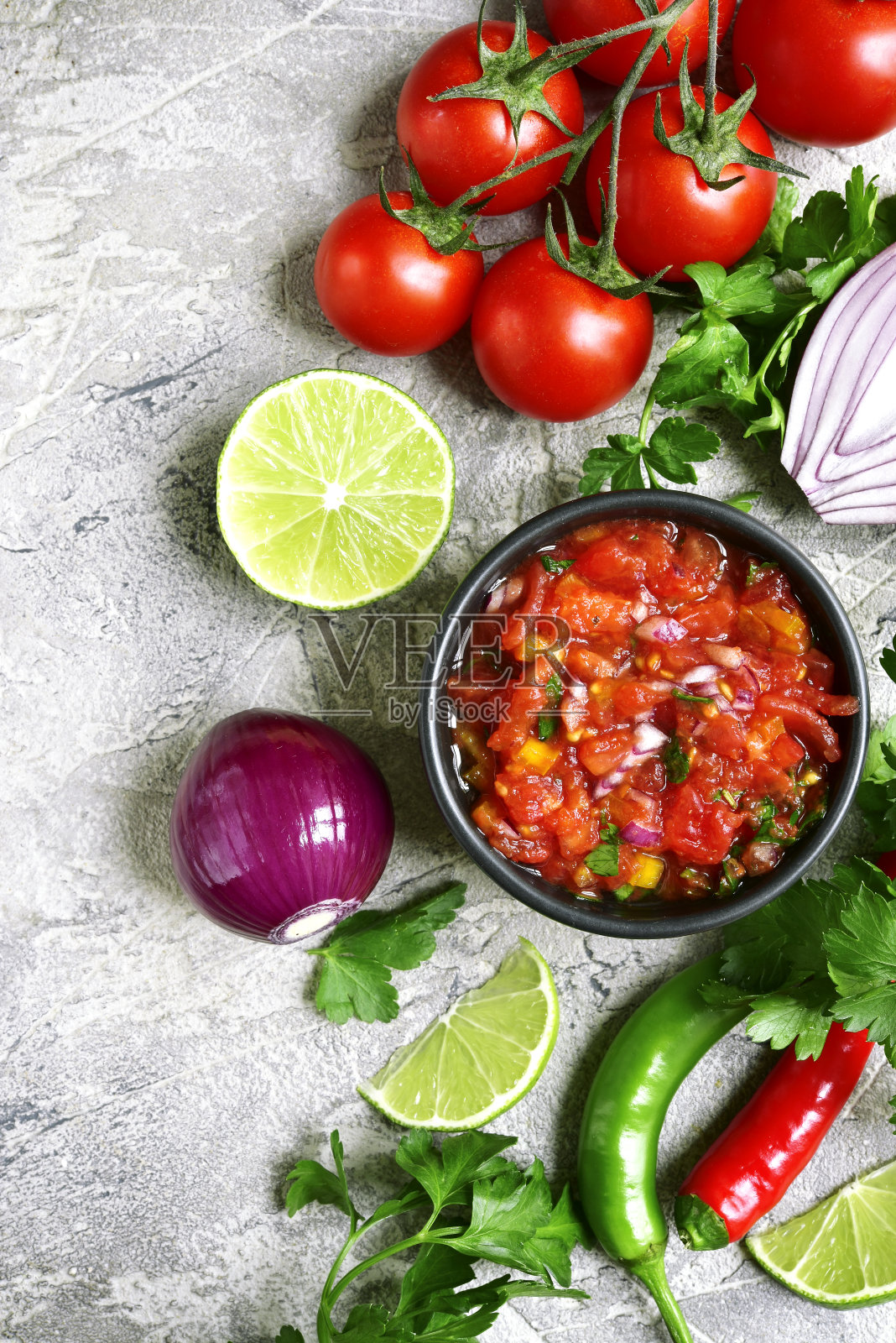 制作番茄沙司(salsa roja)的原料——传统的墨西哥酱照片摄影图片