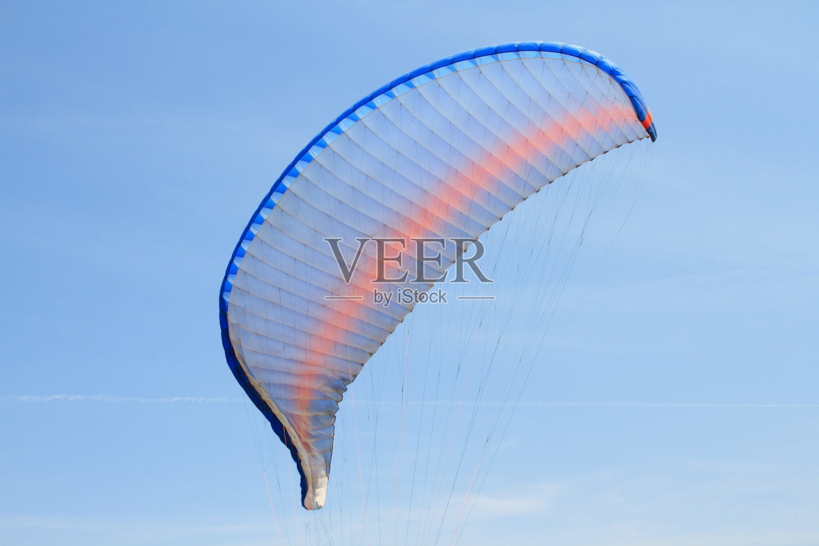滑翔伞的翅膀飞过蓝天照片摄影图片