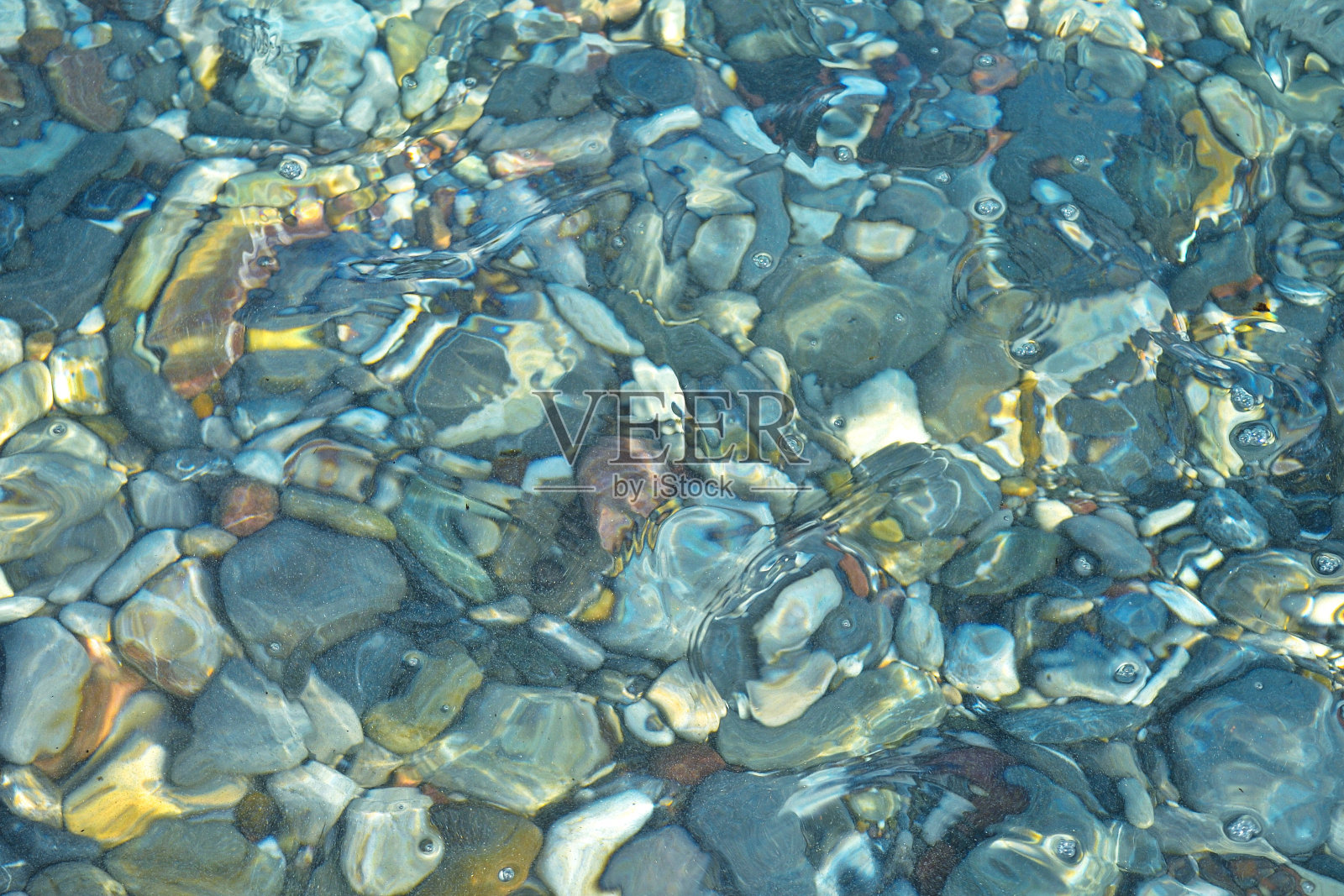 浅池塘中的岩石照片摄影图片