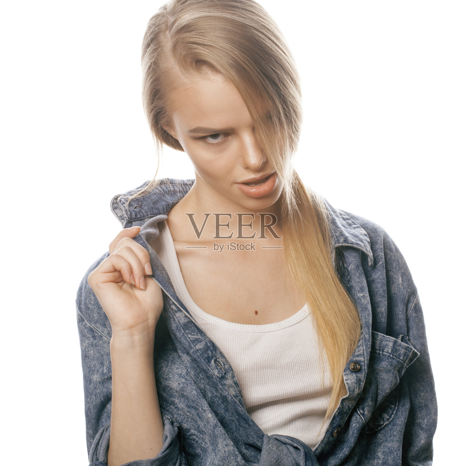 年轻的金发女子在白色背景下竖起大拇指，孤立无间照片摄影图片