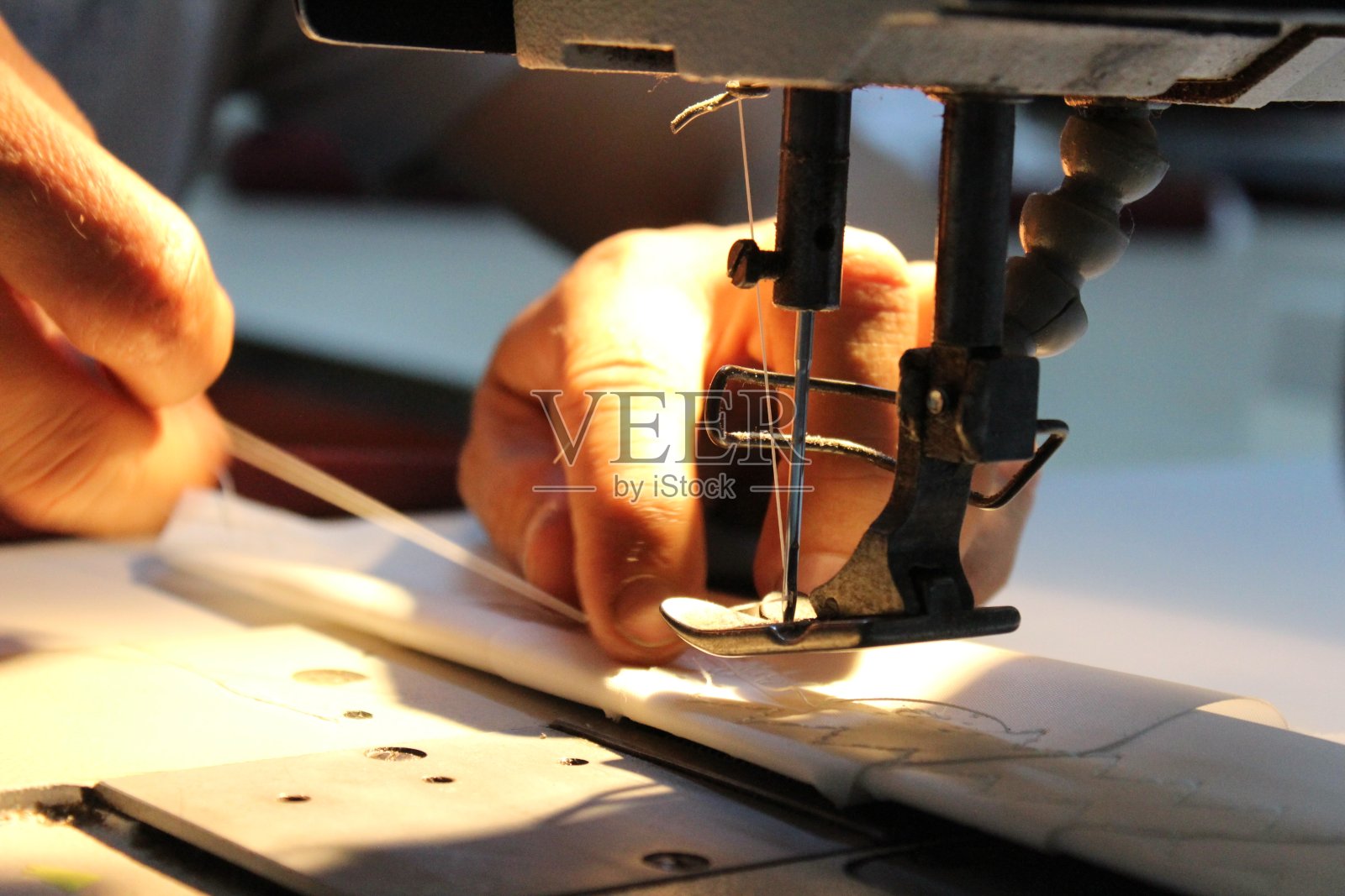 女裁缝用缝纫机的手照片摄影图片
