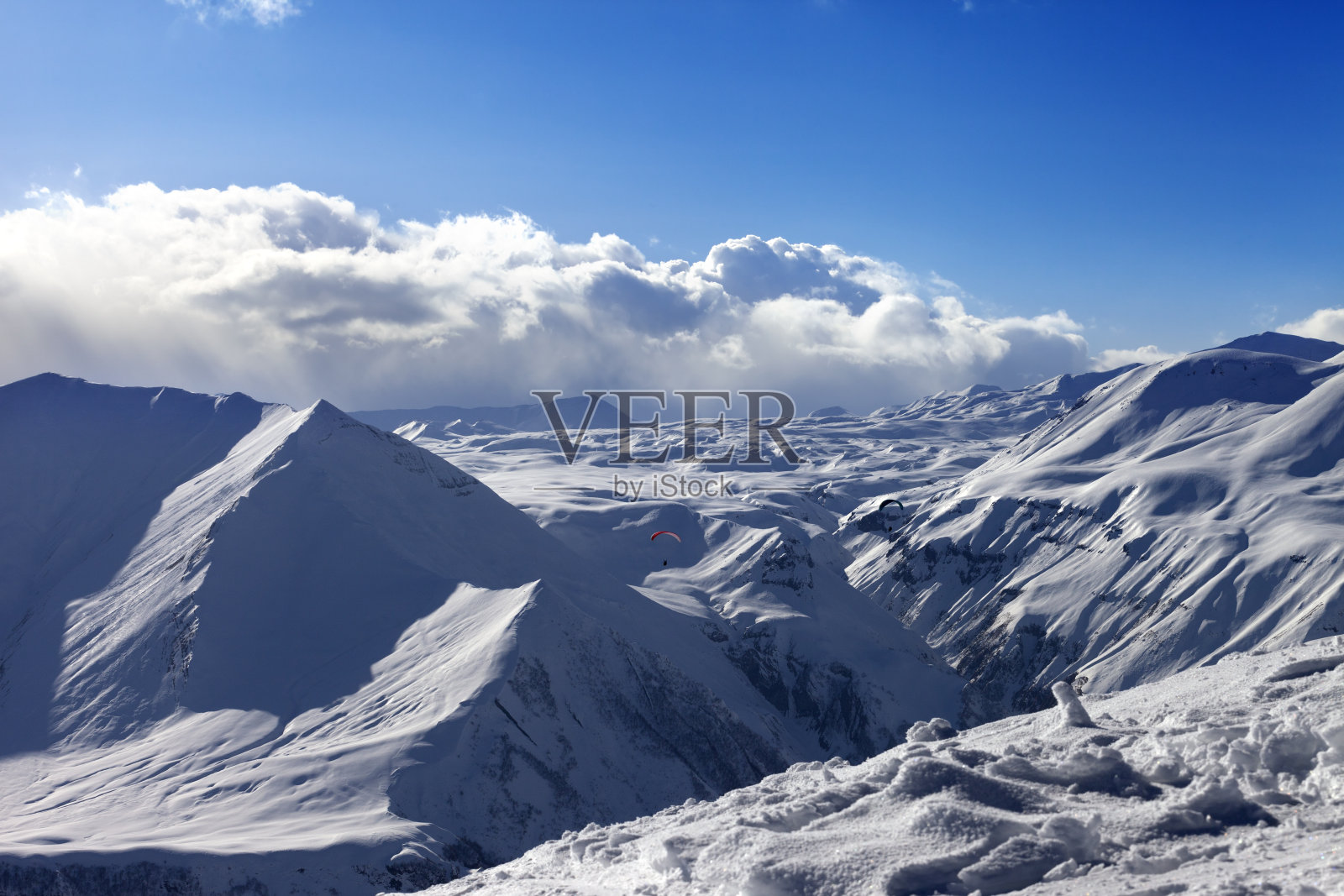 速度飞行在阳光明媚的冬季山脉照片摄影图片