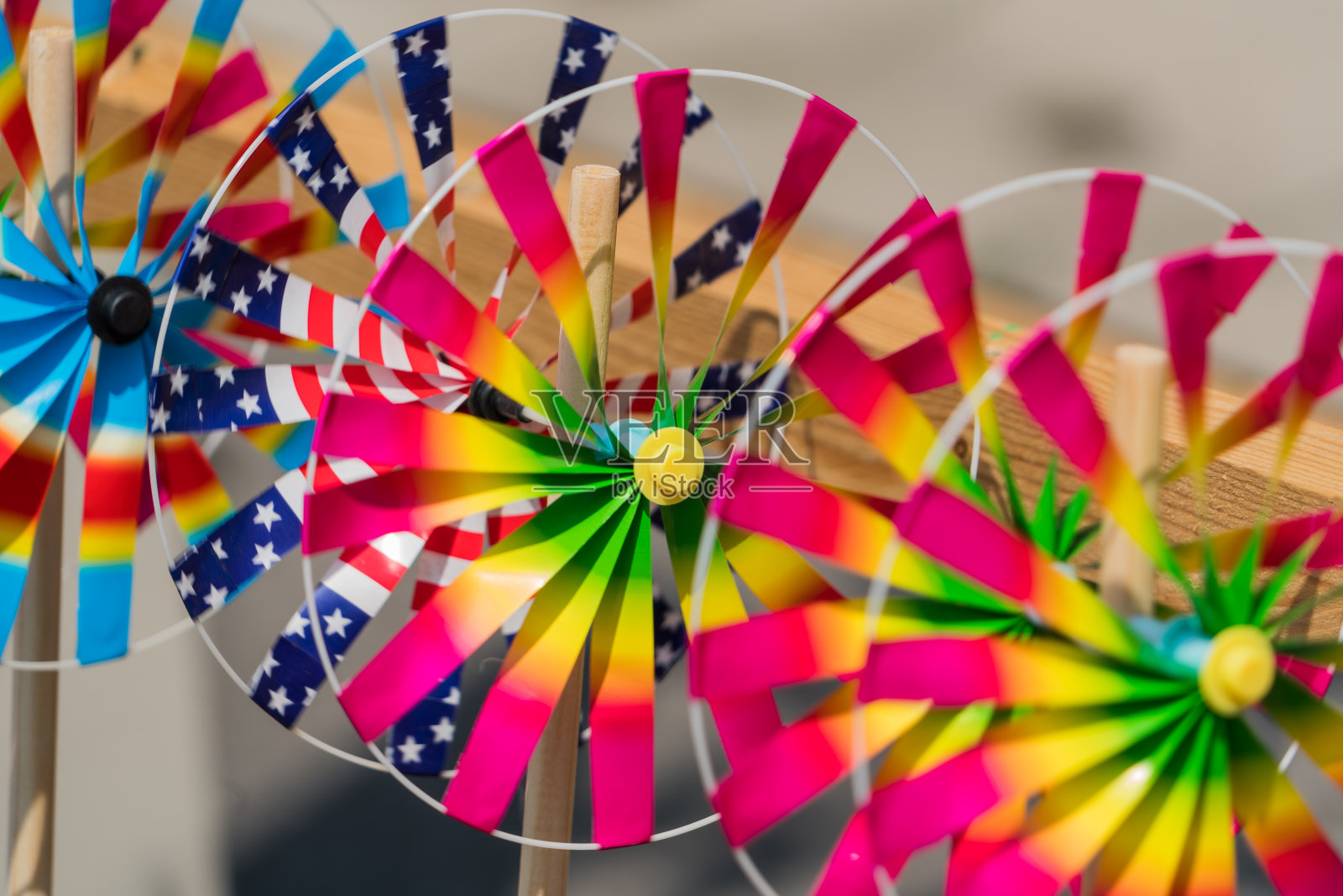 靠近彩虹风车玩具，彩色涡轮玩具照片摄影图片