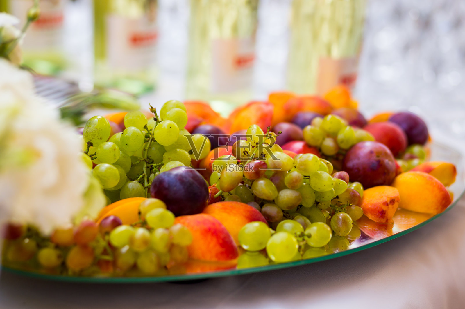 水果在盘子里，葡萄，李子和桃子。自助餐、餐饮照片摄影图片