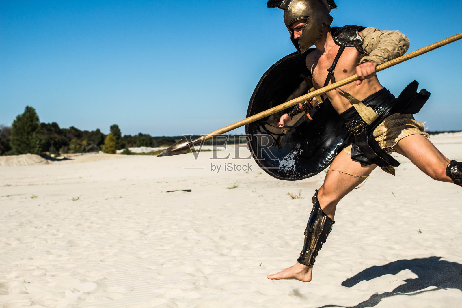 手持长矛跳跃的古罗马战士照片摄影图片