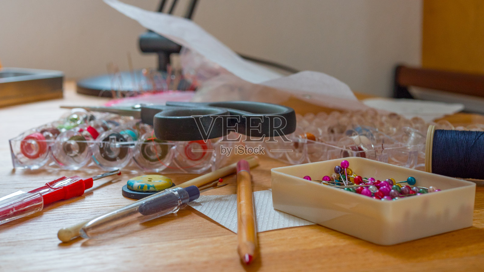 桌子上的缝纫大头针的特写，爱好概念照片摄影图片