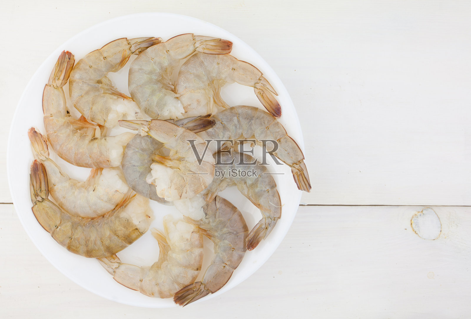 美味可口的虾放在白盘子上照片摄影图片