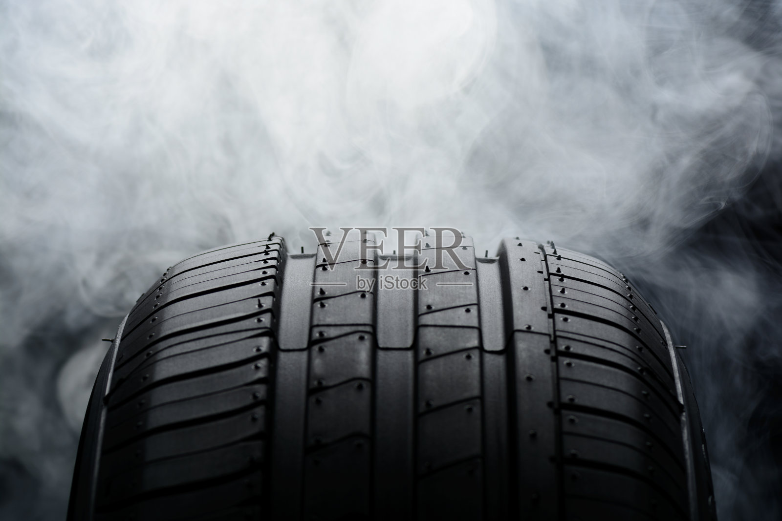 黑色背景上的汽车轮胎和烟雾照片摄影图片