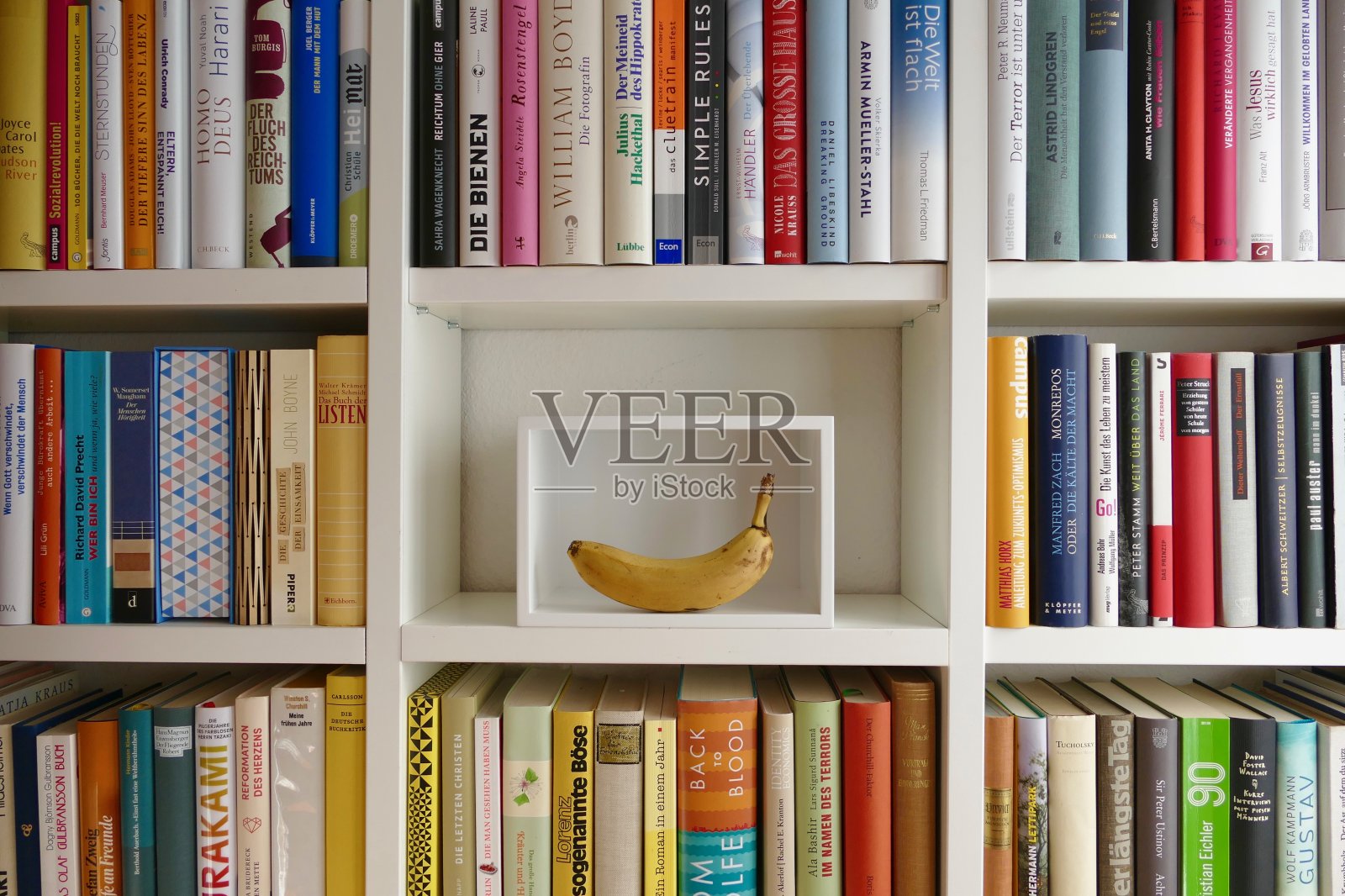 组织图书馆:白盒子里装着一根香蕉照片摄影图片