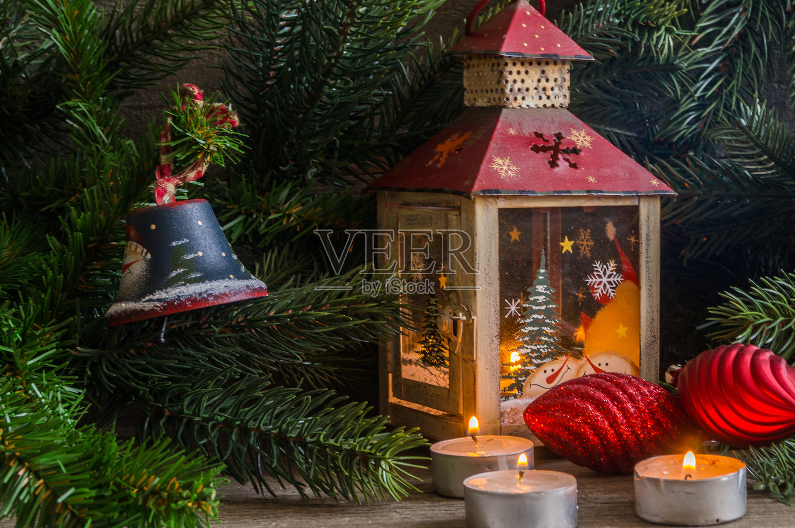 圣诞节装饰有圣诞树、圣诞灯和蜡烛。照片摄影图片