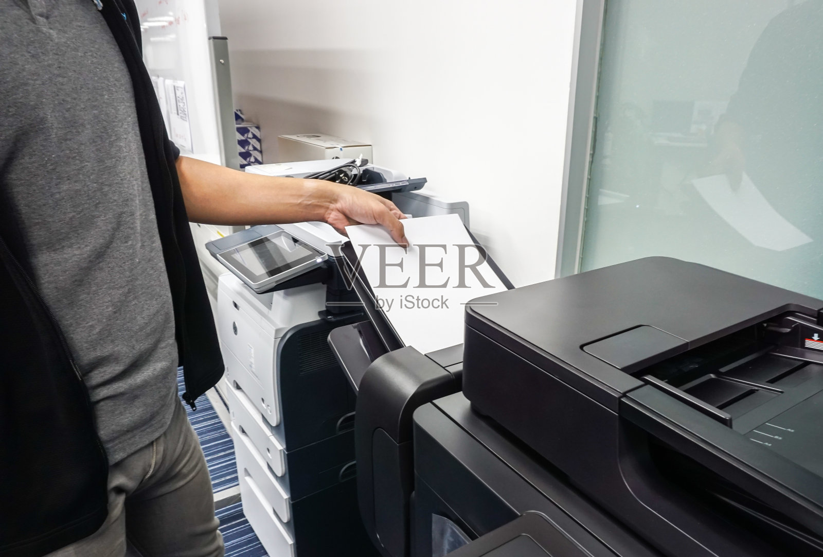 商人将纸张放入办公室打印机托盘以打印文件照片摄影图片