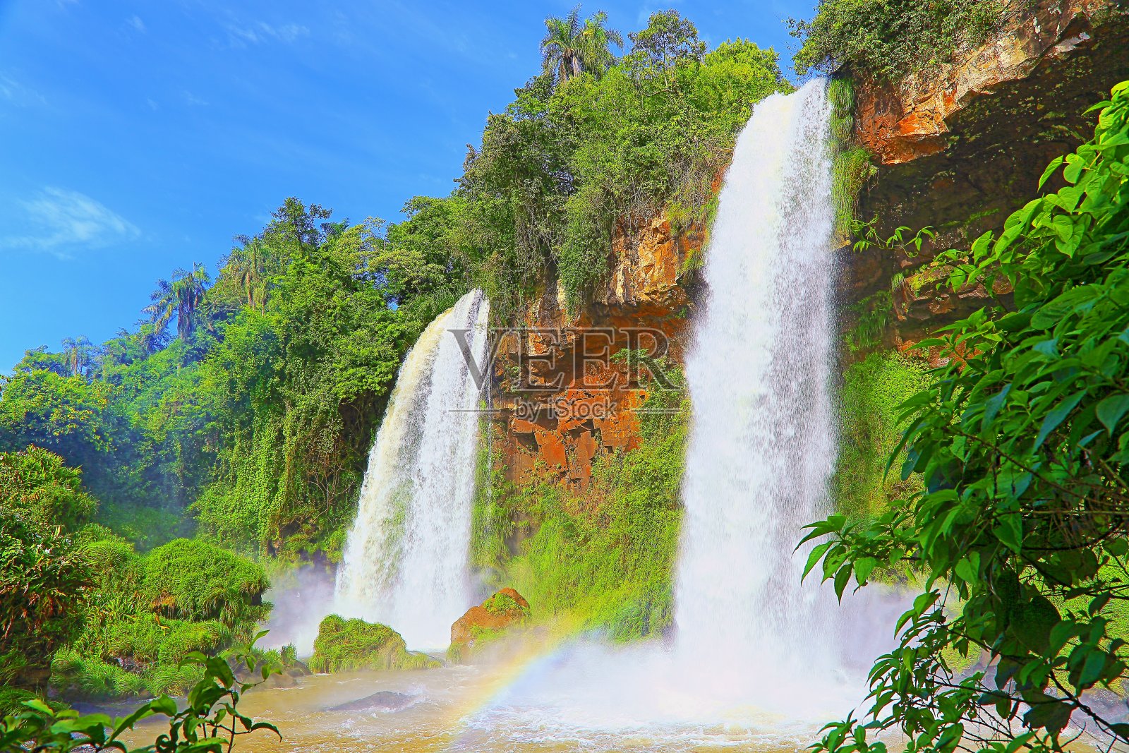 令人印象深刻的伊瓜苏瀑布景观与彩虹在阿根廷的一边，戏剧性的美丽的自然景观-田园魔鬼的喉咙-巴西Foz do Iguacu，巴拉那，伊瓜苏港，米塞内斯和巴拉圭的国际边界-南美照片摄影图片