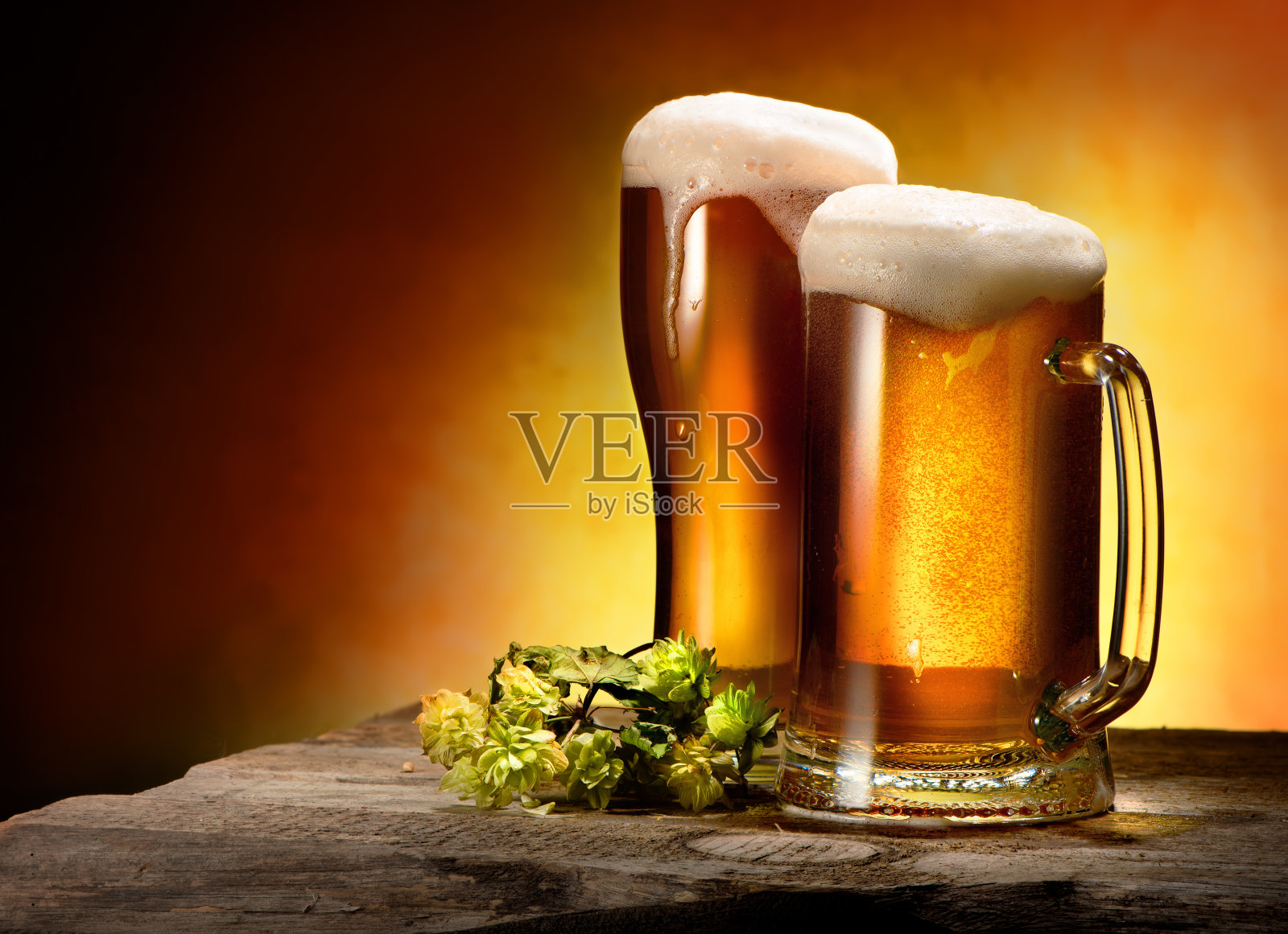 两杯啤酒花啤酒照片摄影图片