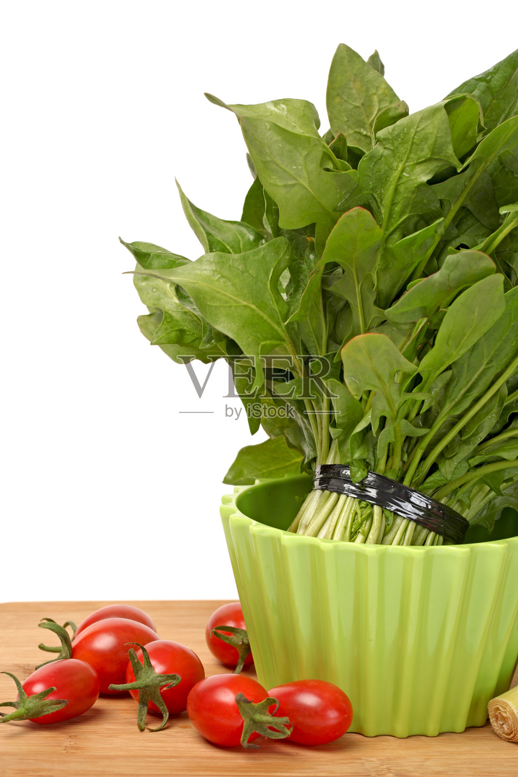 新鲜菠菜和樱桃番茄分离在白色背景照片摄影图片