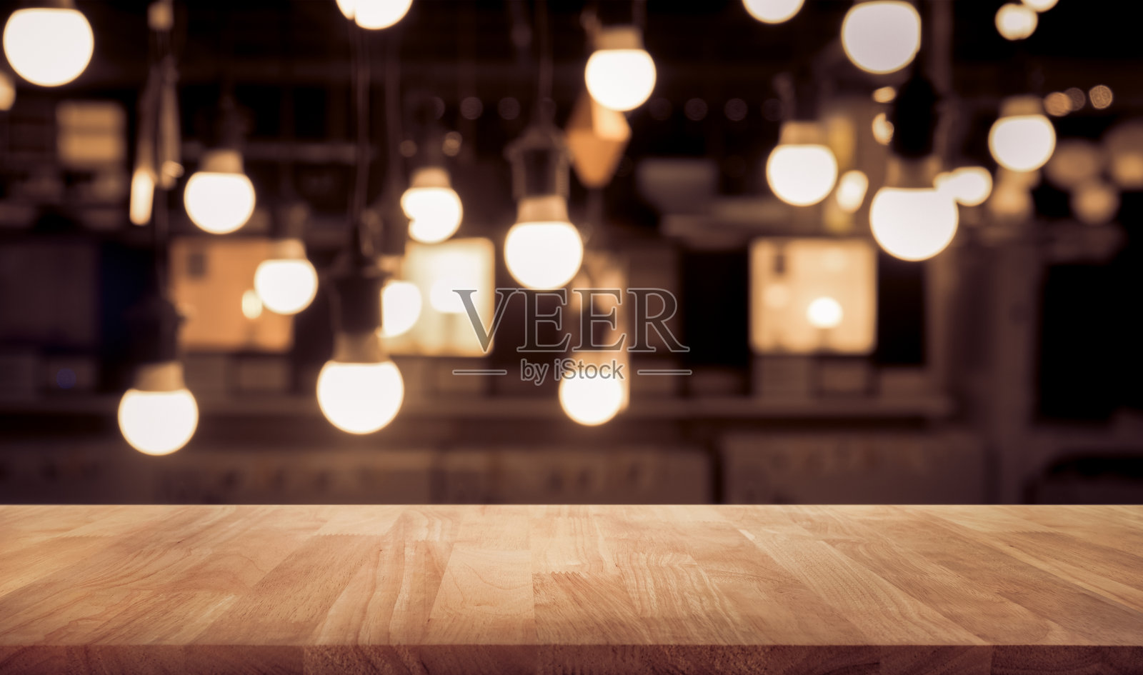 木桌子上模糊柜台，酒吧，咖啡馆，与灯光照片摄影图片