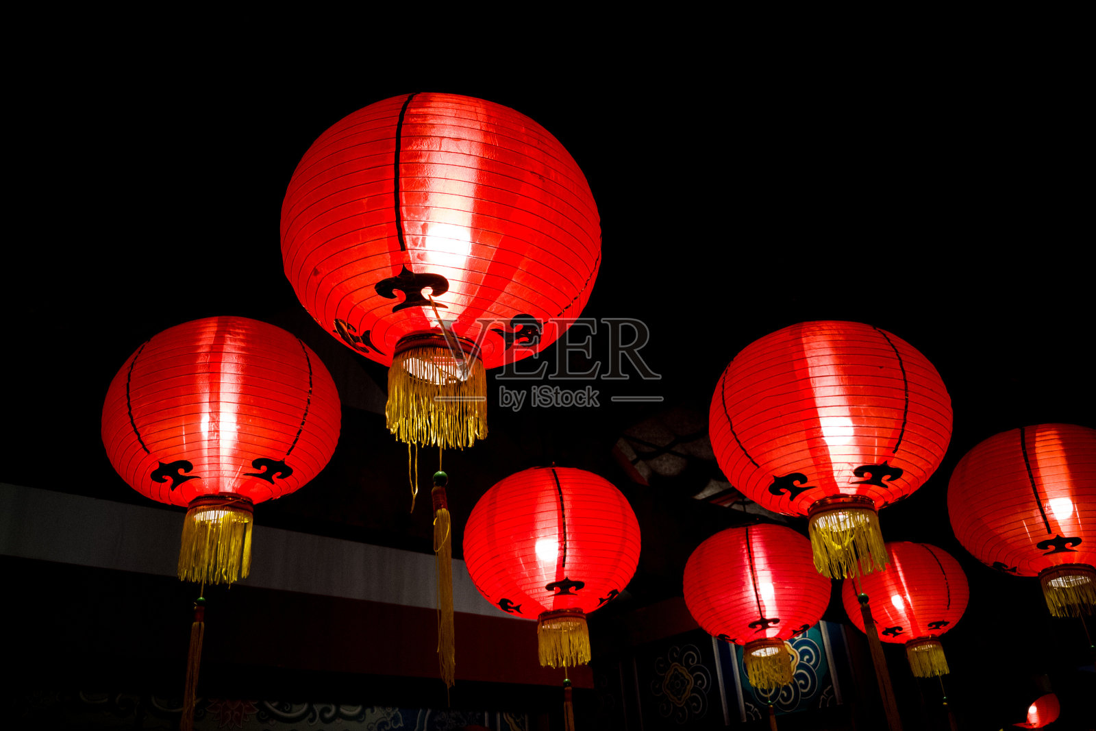 在中国新年期间点亮好运的红灯笼照片摄影图片