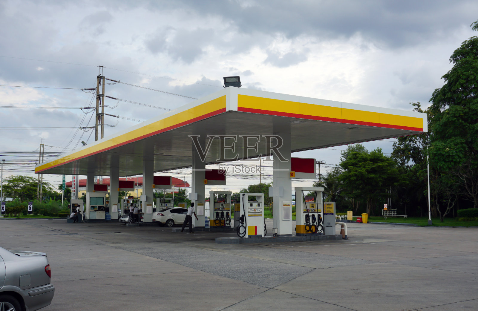 一个装满汽车的加油站照片摄影图片