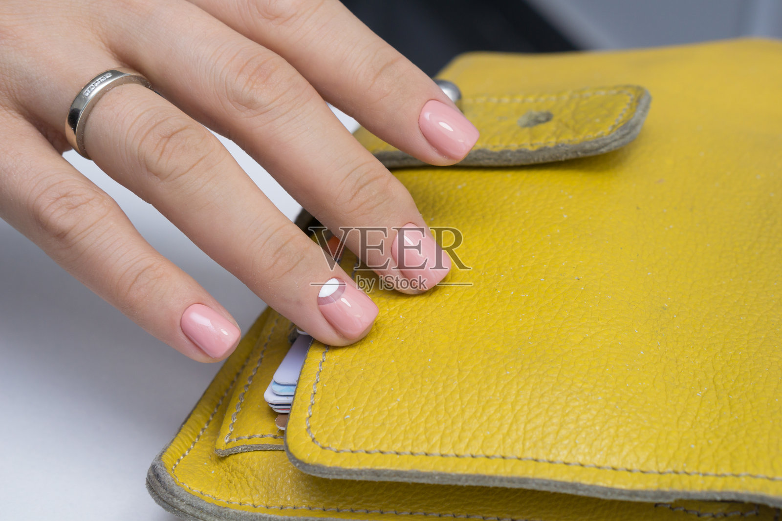 使用啫喱指甲油的天然指甲。理想的美甲和女性的手。照片摄影图片