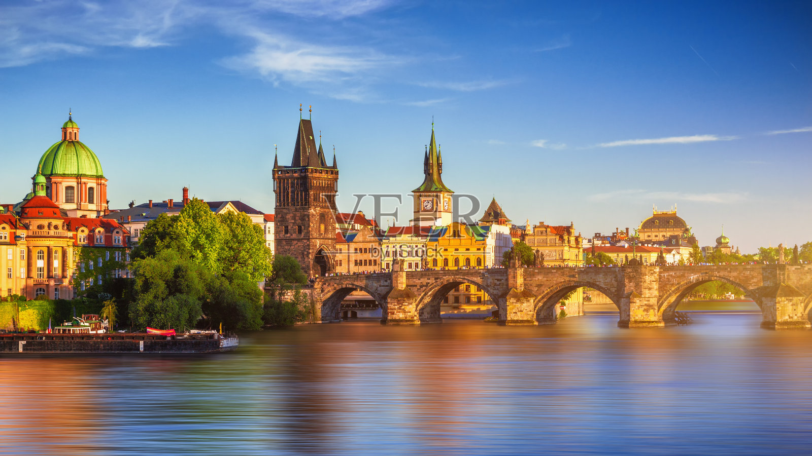 风景优美的春天日落鸟瞰老城码头建筑和查尔斯桥在伏尔塔瓦河在布拉格，捷克共和国照片摄影图片