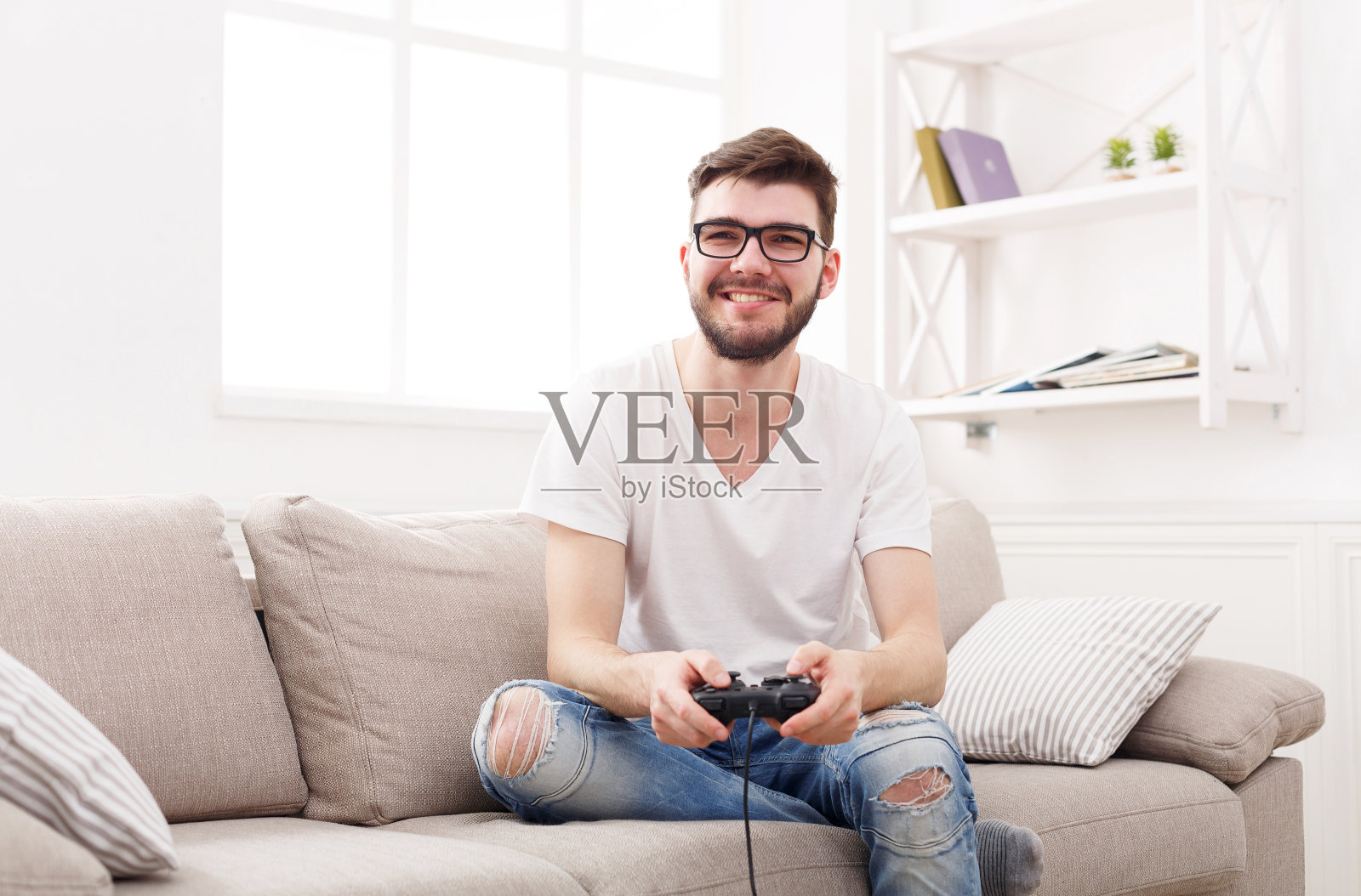 快乐的年轻人在家里玩电子游戏照片摄影图片