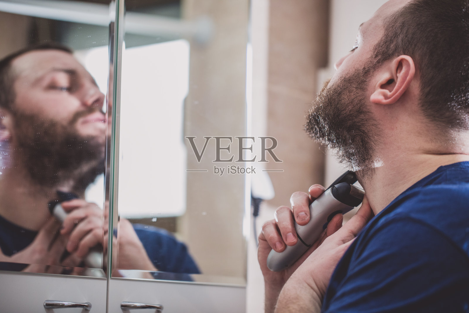 男人在浴室里刮胡子照片摄影图片