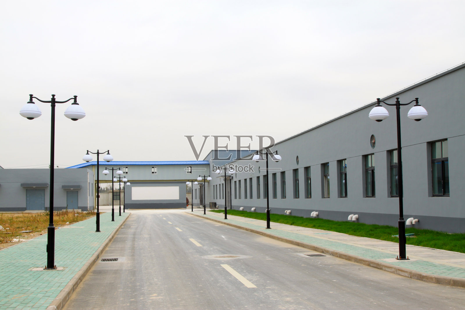 道路和路灯在中国的一个制造工厂照片摄影图片