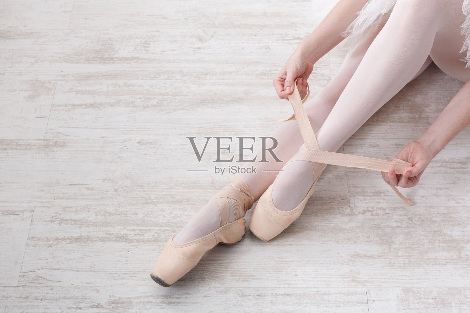 芭蕾舞女演员穿上尖头芭蕾舞鞋，优美的双腿照片摄影图片