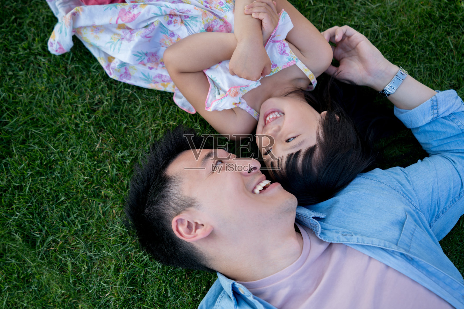 亚裔父亲和他的女儿在公园玩得很开心照片摄影图片