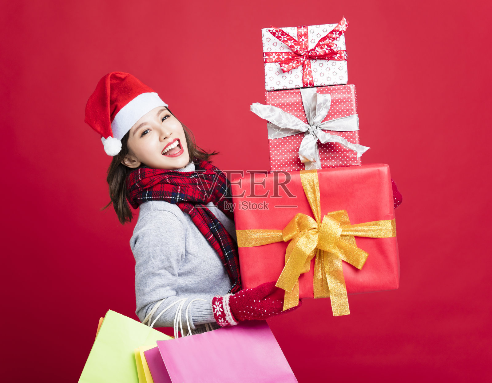 快乐的女人在买圣诞礼物照片摄影图片