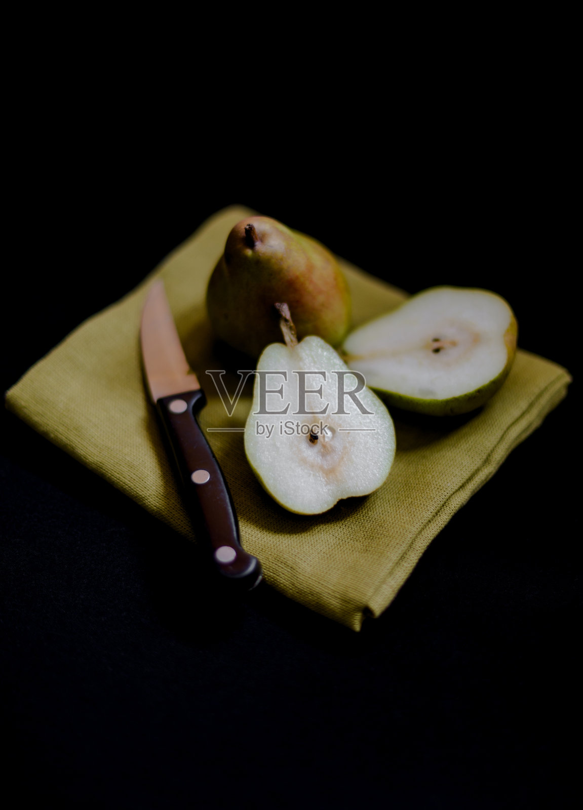新鲜多汁的绿色梨在绿茶毛巾上照片摄影图片