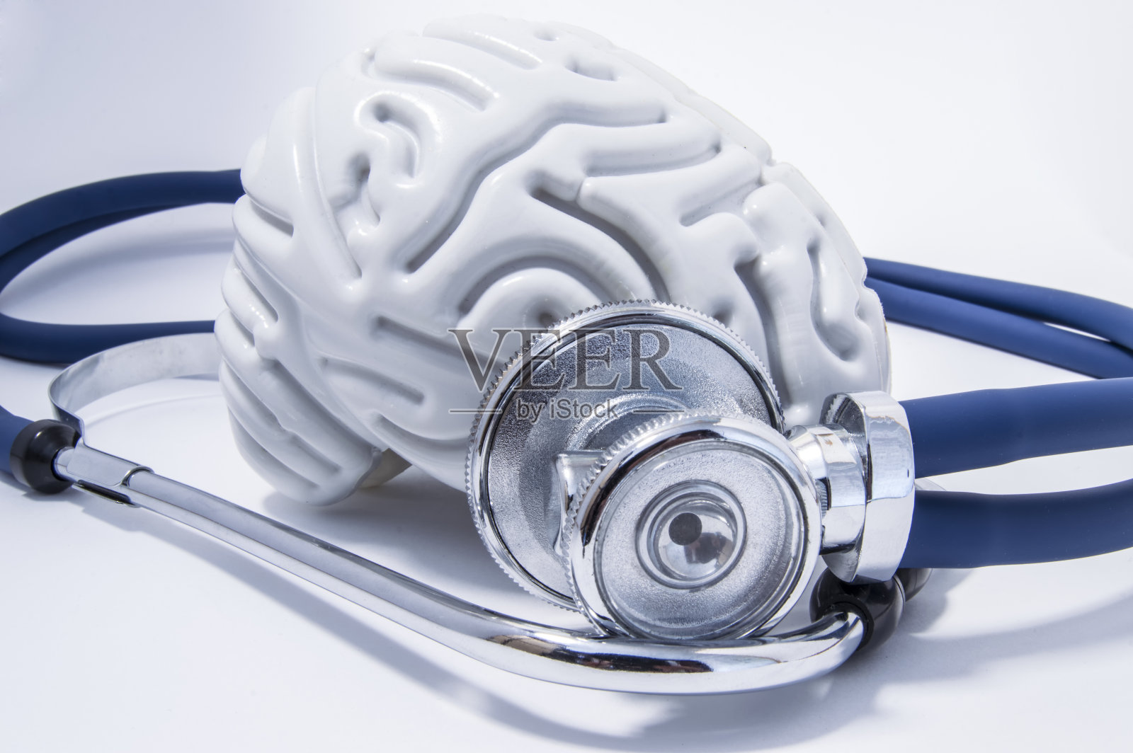 在听诊器或声音内窥镜的环绕下，人类大脑的图像。用于医学神经系统检查或调查的图片照片摄影图片