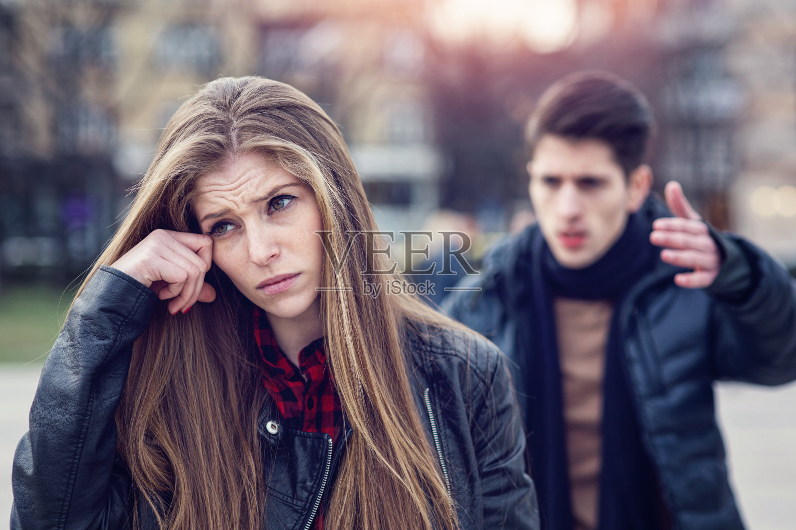 街上的一对年轻夫妇遇到了一些感情问题照片摄影图片