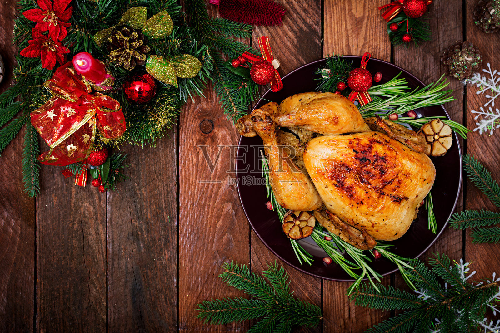 烤火鸡或鸡肉。圣诞餐桌上放着一只火鸡，上面装饰着明亮的金箔和蜡烛。炸鸡,表。圣诞晚餐。平的。俯视图照片摄影图片