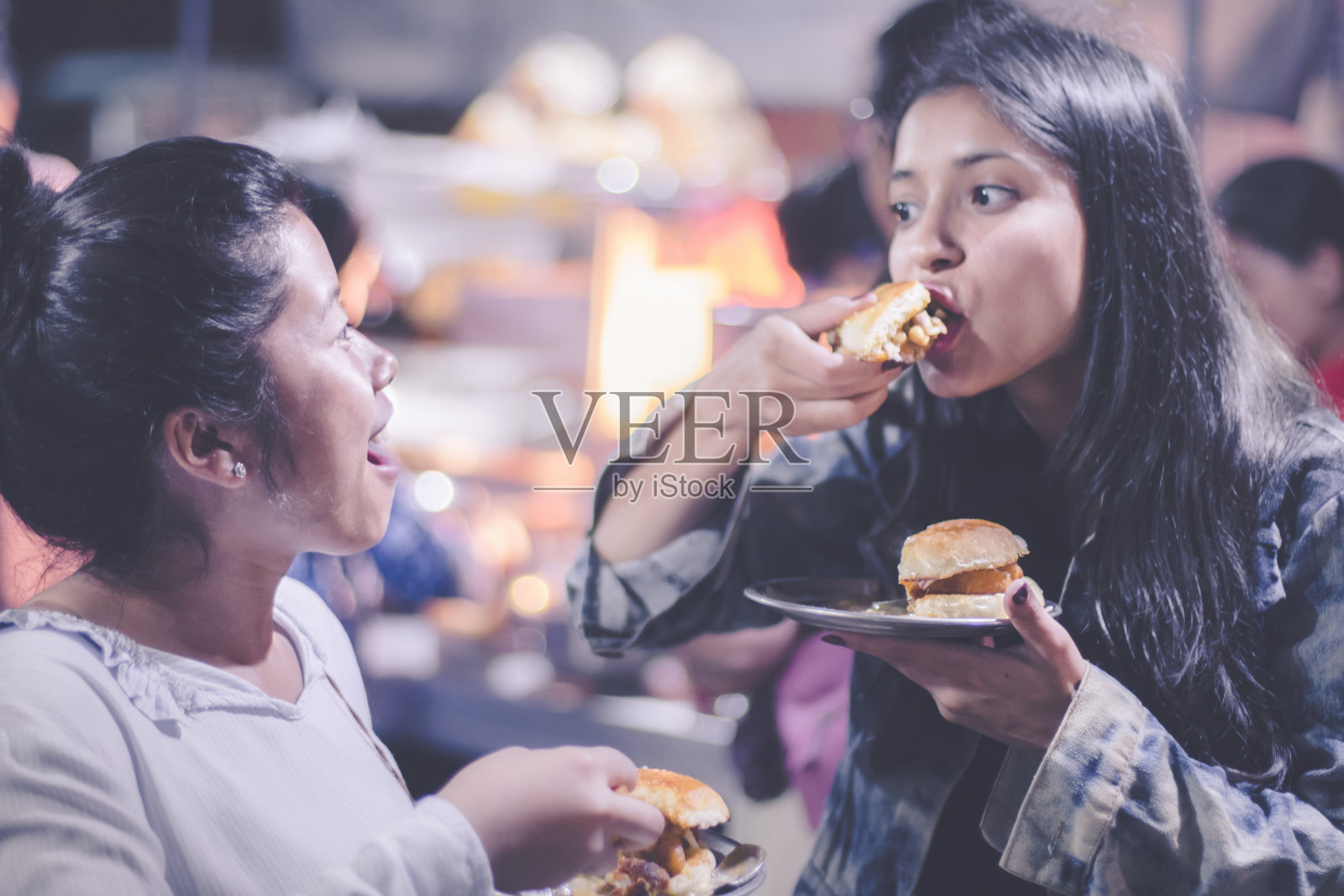 多民族女性朋友喜欢街头小吃。照片摄影图片