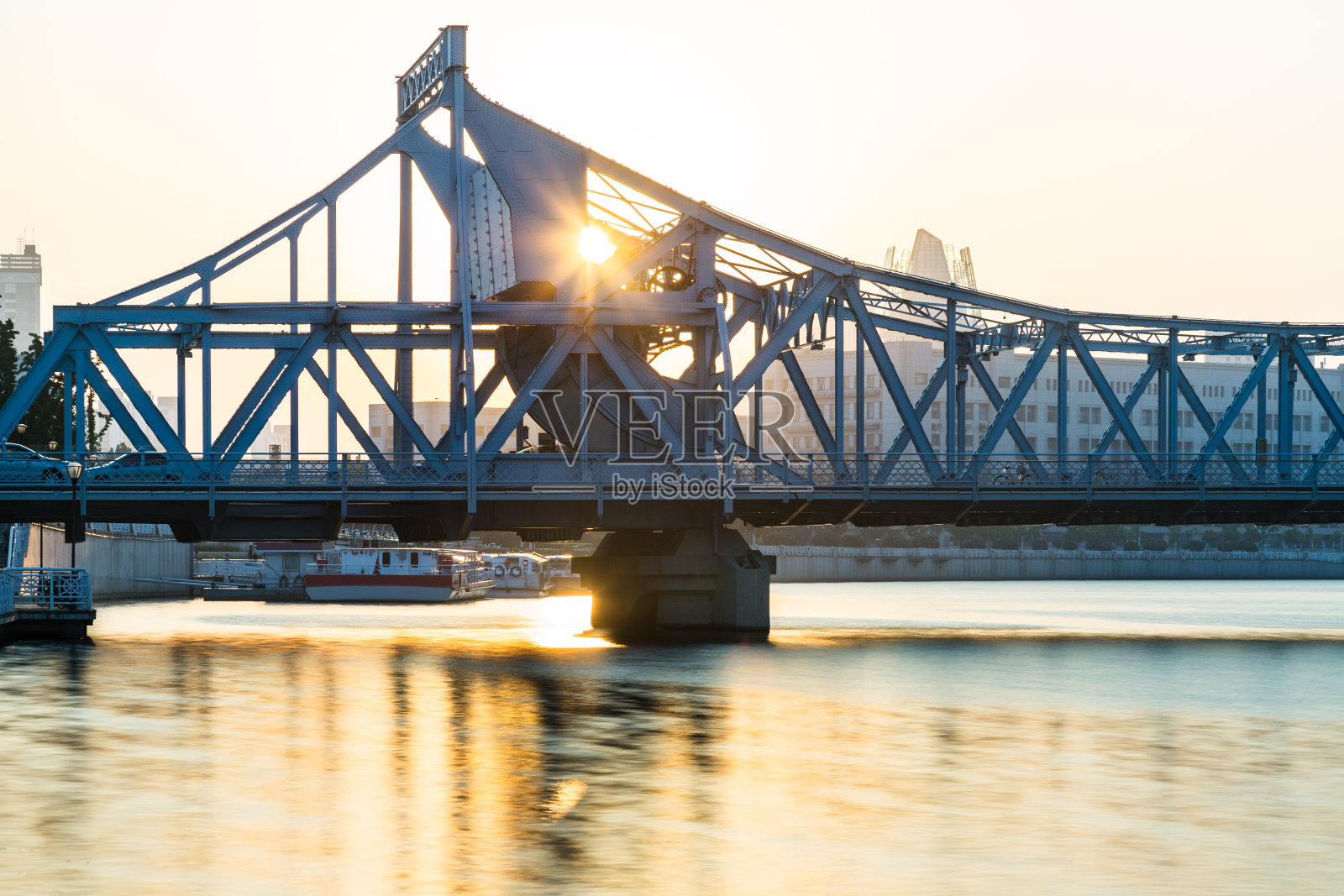 夕阳下钢桥的侧视图照片摄影图片