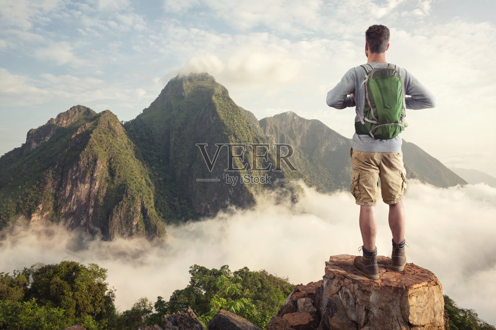 徒步旅行者在热带山脉全景前照片摄影图片